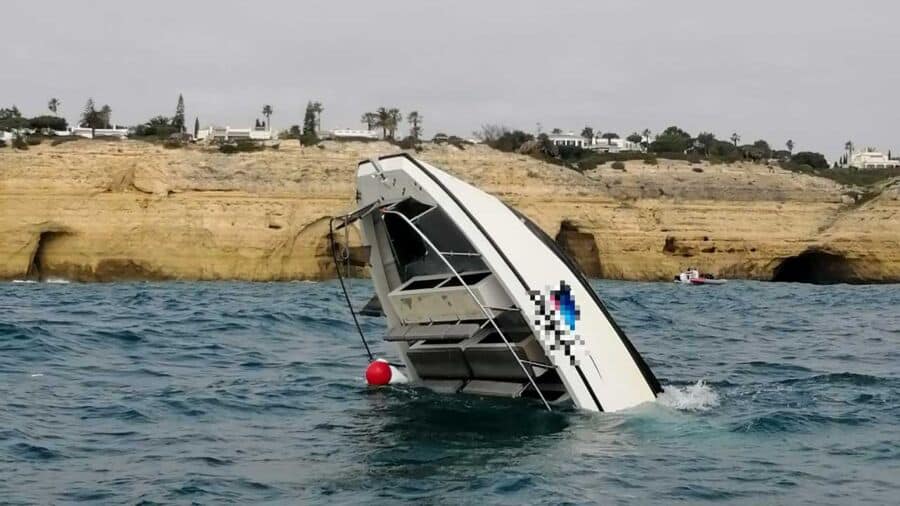 Tourist boat sinks near Carvoeiro|Policia Maritima