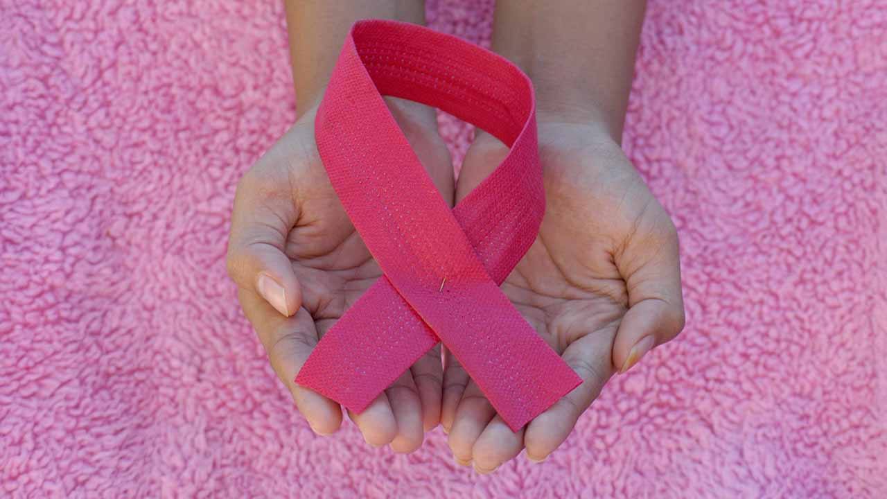 Tavira Town Hall raises awareness for Breast Cancer