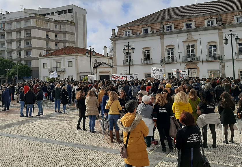 Teachers in front of Portimão Town Hall on Tuesday, January 17