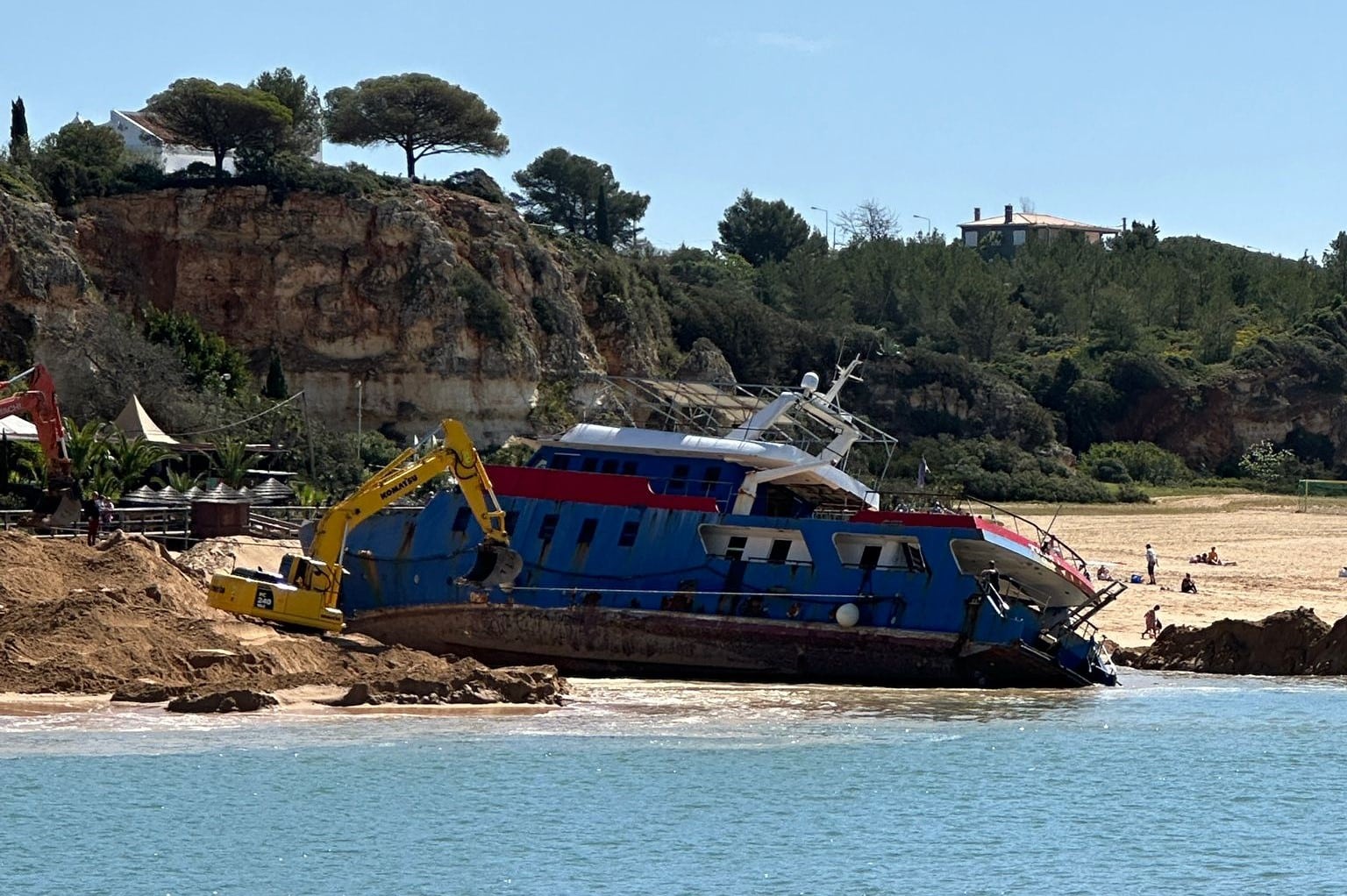 Last and largest boat removed from Ferragudo beach