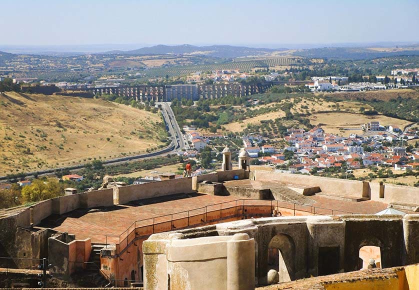Elvas Aqueduct from Fort Graça|Early battlefield ambulance|Portable dental equipment|Fort Graça seen from Fort Santa Luzia|Top area of Santa Luzia Fort|Avenue of Plane Trees at Cabeça de Vide|Rural azulejos at Cabeça de Vide railway station|Alter do Chão Castle|Folk dancing azulejos at Alter do Chão|Peaceful Barragem do Caia|Cloisters at Convento São Paulo|Cloisters at Convento São Paulo