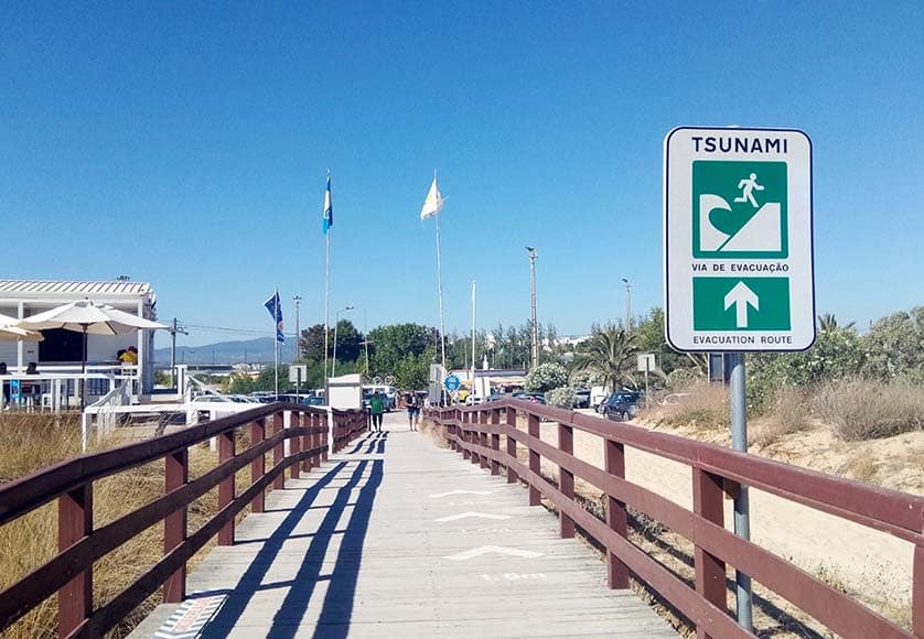 Tsunami warning signs