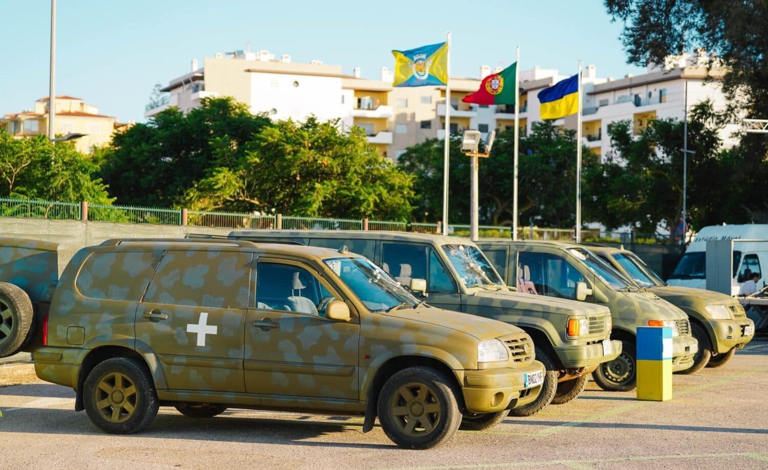 Converted vehicles for medical personnel and humanitarian helpers working on the front line - Photo taken at the Felizonda Festival in Lagos|Felizonda Festival|Roman Grymalyuk with the bus donated by Faro Council|Algarve joins fight for Ukraine's freedom|Roman shows how a cotton make-up pad dipped in wax can provide some heat, “maybe for 10 minutes”|Algarve joins fight for Ukraine's freedom|Algarve joins fight for Ukraine's freedom