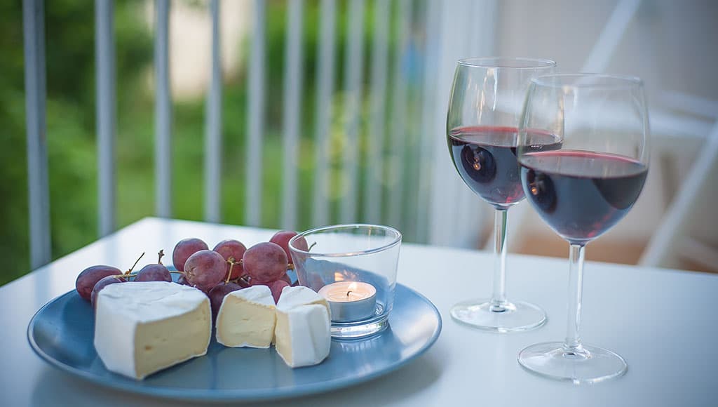 Wine and food (Robert Wronski-Pixabay)