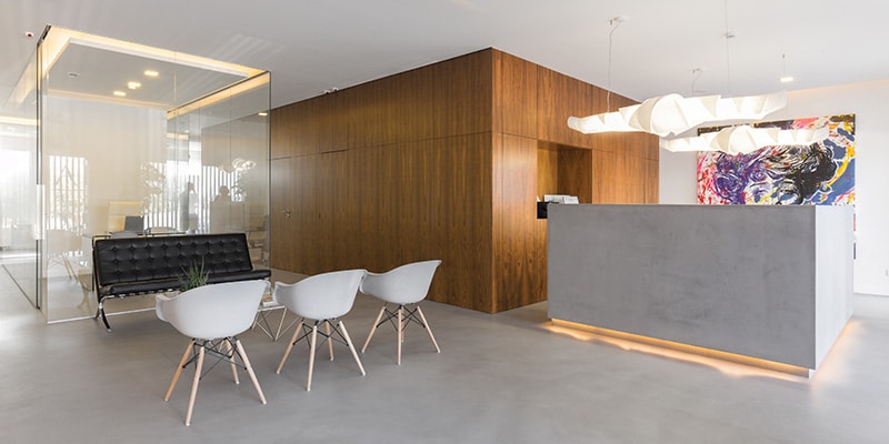 Photo of the lounge and waiting room at Clínica Alinea