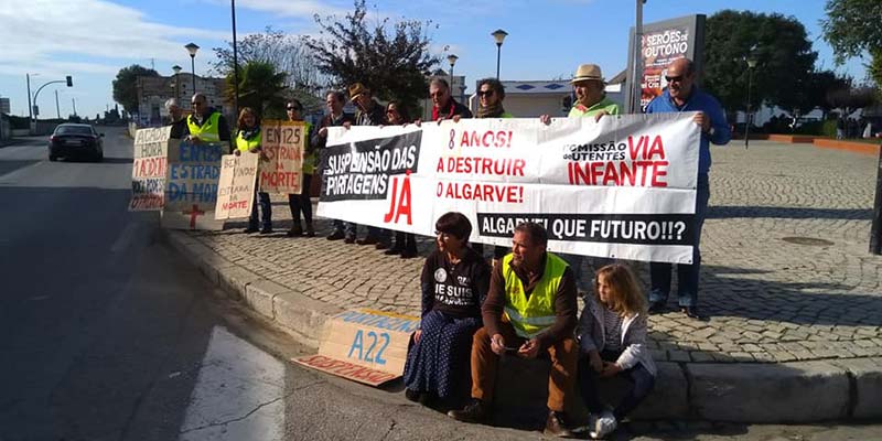 Anti-tolls group protests in Tavira on eighth anniversary of motorway tolls