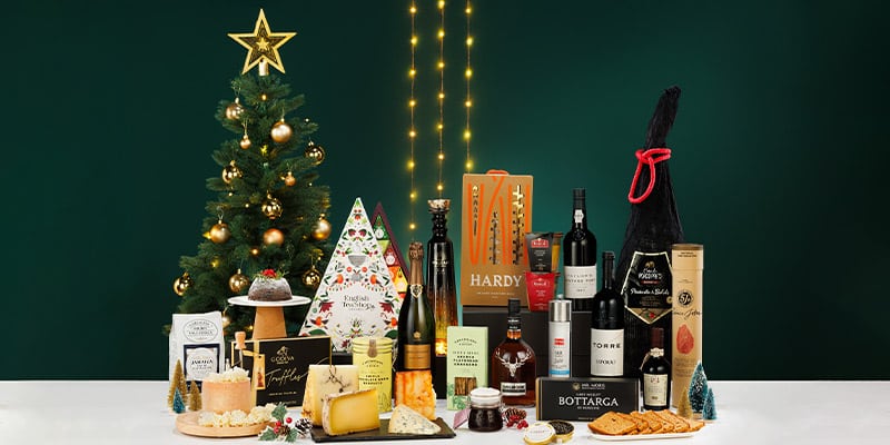 Photo of one of Apolónia's Christmas hampers with all its products|Algarve-Flavours-PVP 29,95|Apolonia-Ultimate-Selection02- PVP 2999,95|Vegan-Delights- PVP 69,95|Photo of one of Apolónia Supermarkets' Christmas hampers with all its products|Photo of one of Apolónia's themed Christmas hampers with all its products|Photo of one of Apolónia Supermarkets' chocolate-themed Christmas hampers with all its products