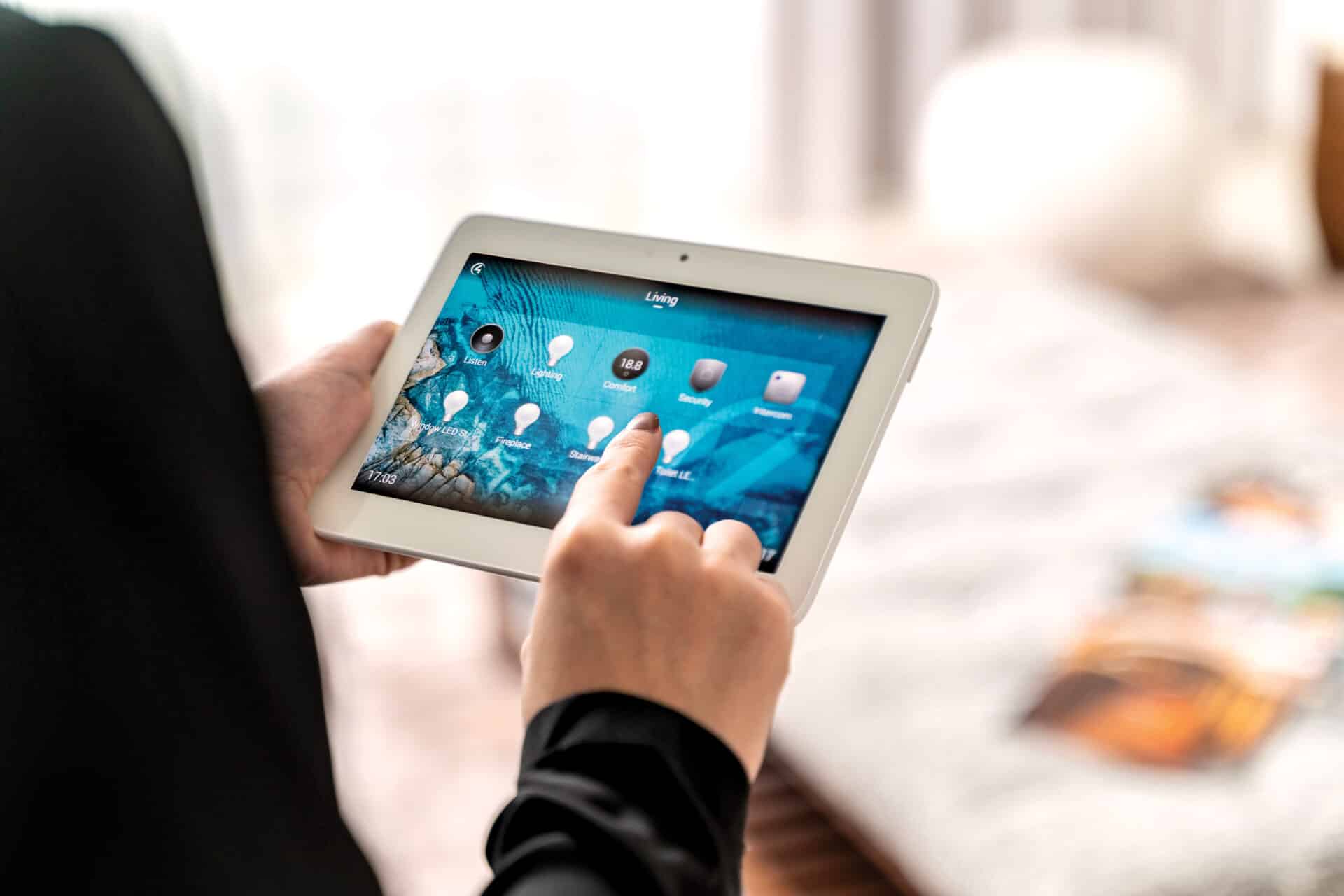 Partial view of a woman using the Quinta do Lago app on a tablet