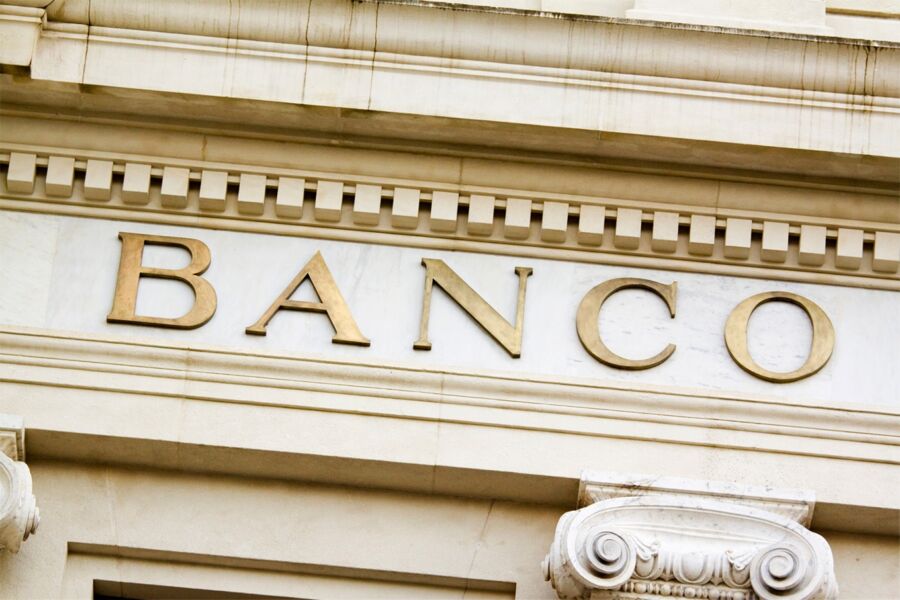 Public sector indebtedness shrinks by €900 million|