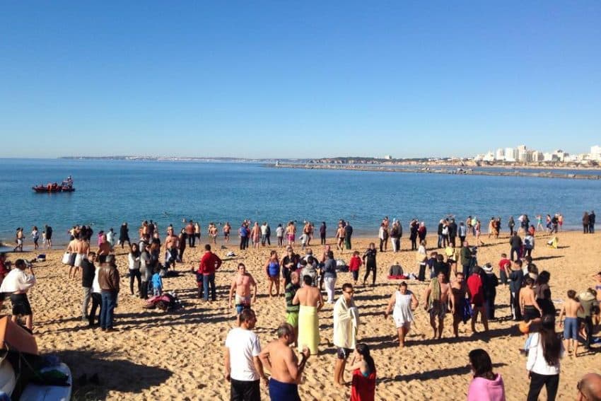 Ferragudo prepares to embrace 2025 with traditional New Year’s Day swim|Banho de mar.jpg