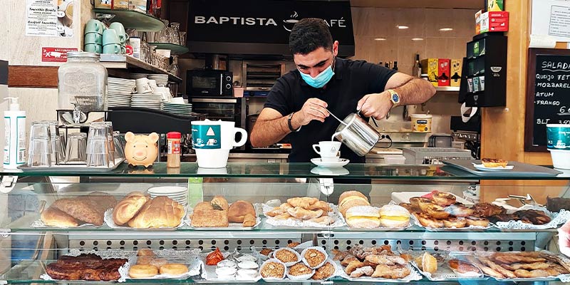 Man preparing a coffee at the Baptista Cafeteria