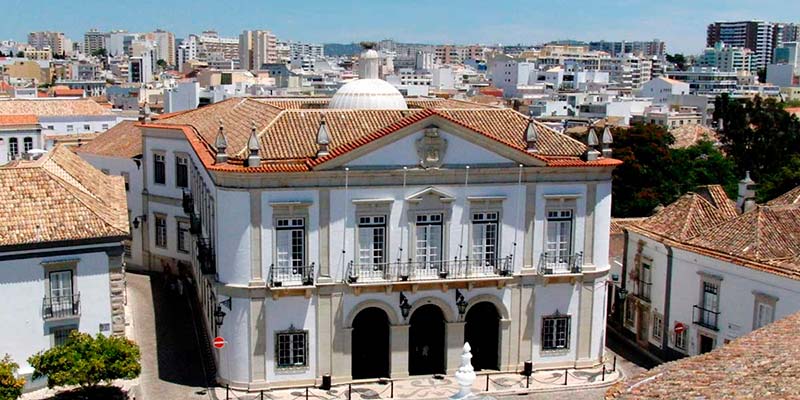 Faro deputy mayor suspect in corruption probe as police raid town hall