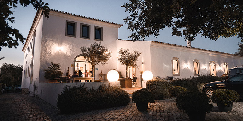 Photo of the outside of the building where the Casavostra restaurant is