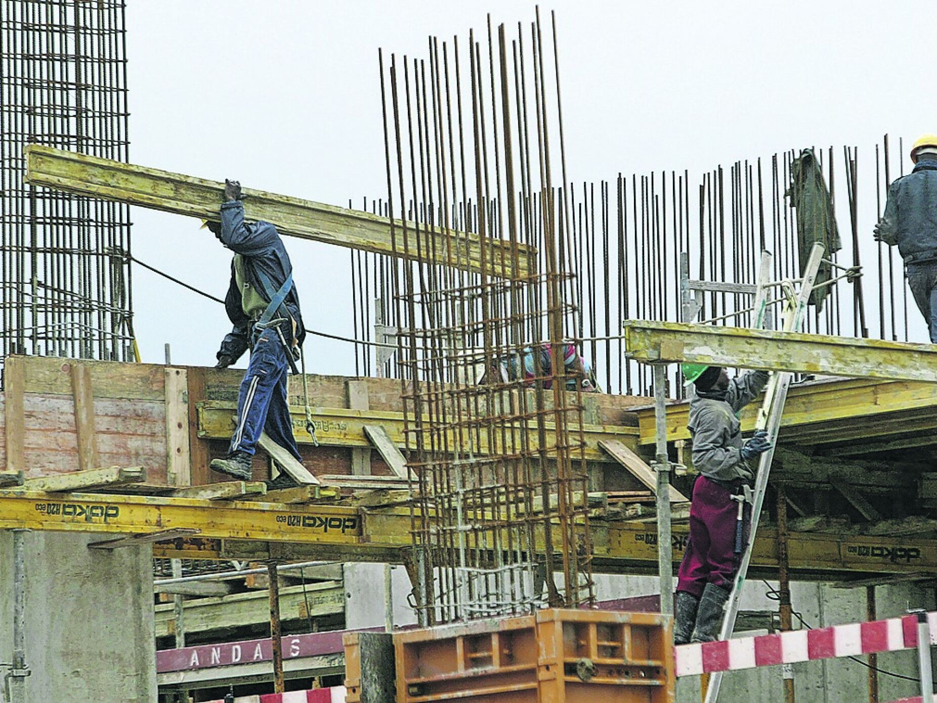 Government wants 80,000 immigrants to complete PRR construction deadlines