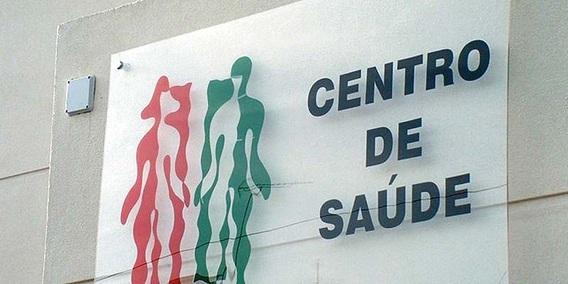 Centro de Saúde sign