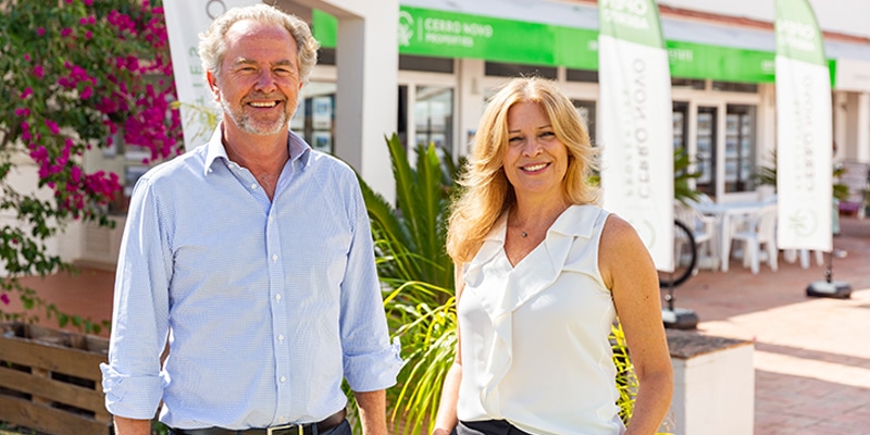 Photo of Robert Edwards and Ana Amorim in front of the Cerro Novo Properties office in Albufeira|