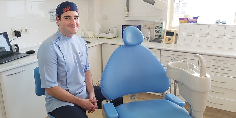 Photo of Dr Paul Moreira at Clínica Pacifico|Photo of the outside of Clínica Pacifico|