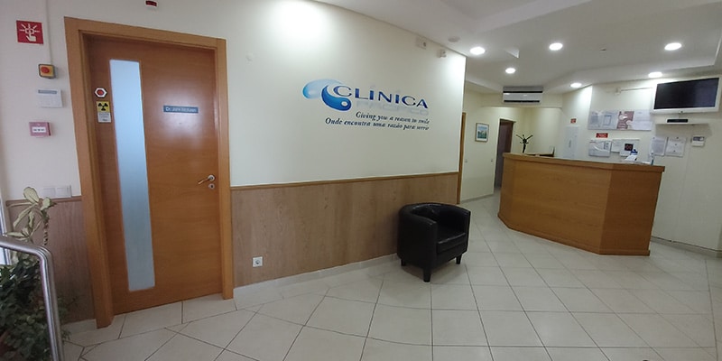 Photo of the entrance of Clinica Pacifico that specialises in oral health