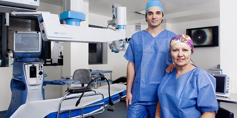 Photo of two doctors in a medical office at Clínica Vivina Cabrita|Photo of the outside of Clínica Vivina Cabrita
