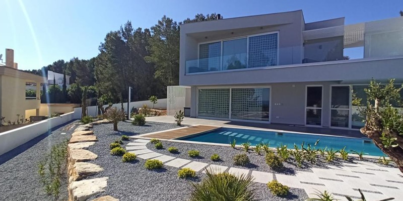 Facade of an energy-efficient house built by CORE Architects in the Algarve||An energy-efficient house built by CORE Architects in the Algarve seen from a distance||||