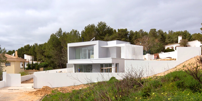 An energy-efficient house built by CORE Architects in the Algarve seen from a distance