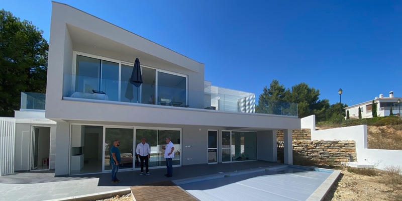 Facade of an energy-efficient house built by CORE Architects in the Algarve with 3 members of its team when construction is almost over