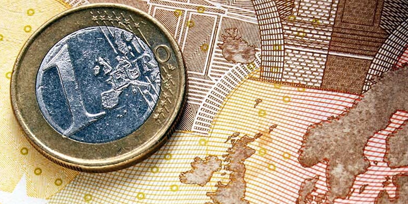 O € 1 coin over a € 10 bill to represent the money you can save with Currencies Direct|