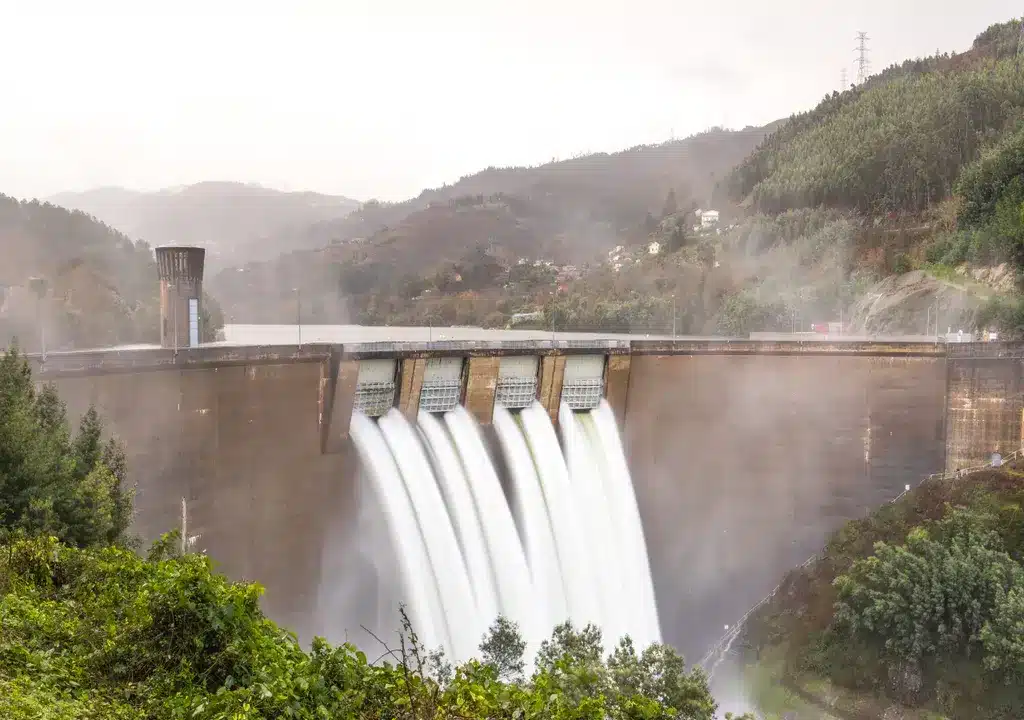 Archive photo showing discharge from one of Portugal's dams. Photo: Barr