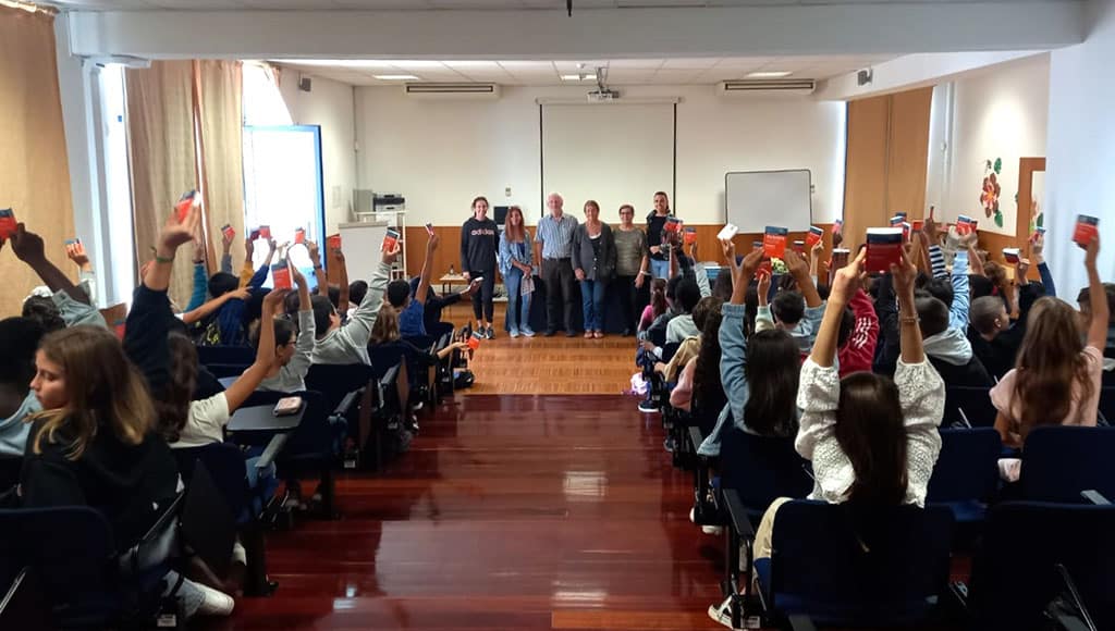 Dictionary distribution at Estoi school