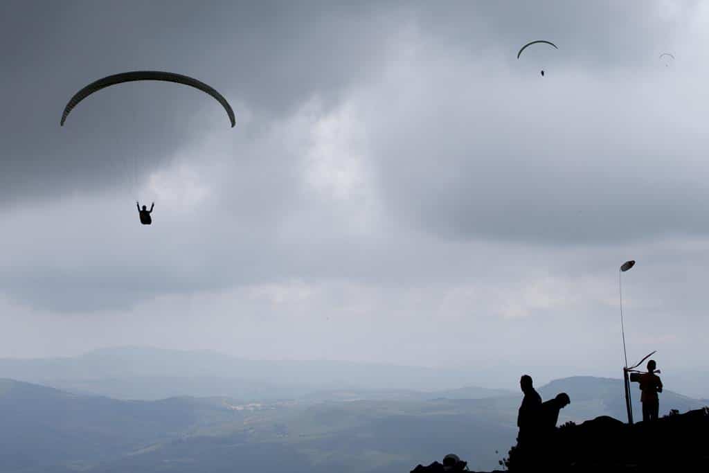 Image of paragliders: Pedro Sarmento Costa / Lusa