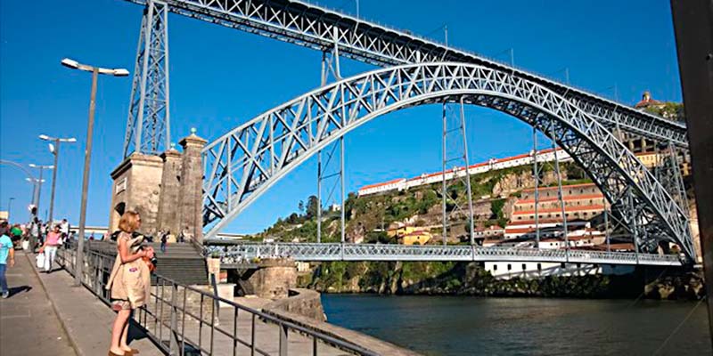 Second case of bizarre nudism on Porto’s iconic bridge