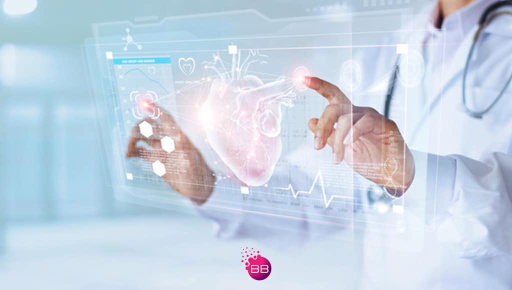 A doctor looking at a hear generated by computer image to symbolise the importance of cardiovascular prevention||