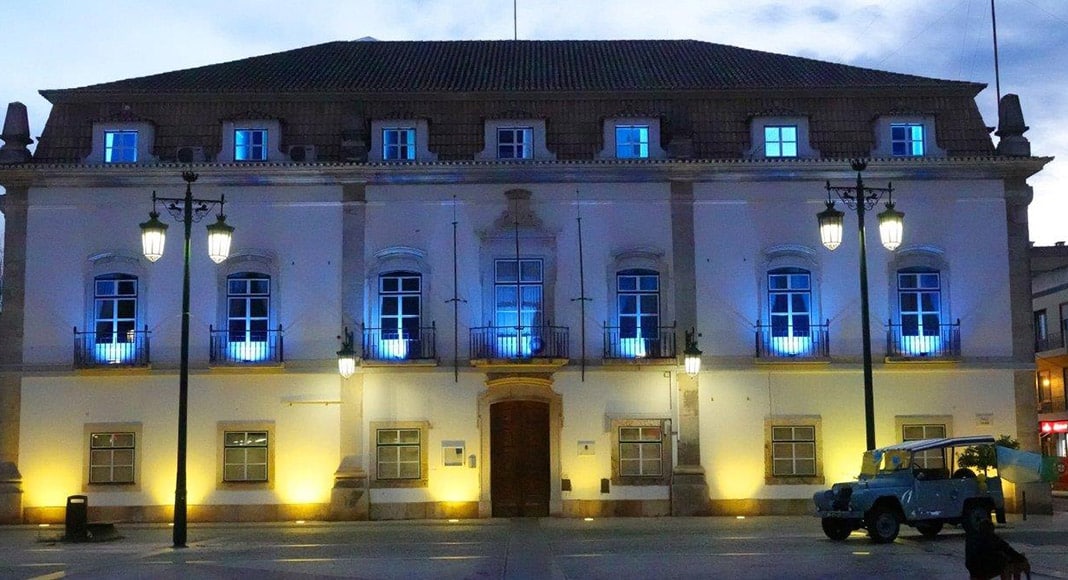Portimão Town Hall lit up in Ukrainian flag colours|Lagoa mayor Luís Encarnação visiting a local collection point|Accommodation for Ukrainian refugees in Portimão|Arriving refugees in Loulé