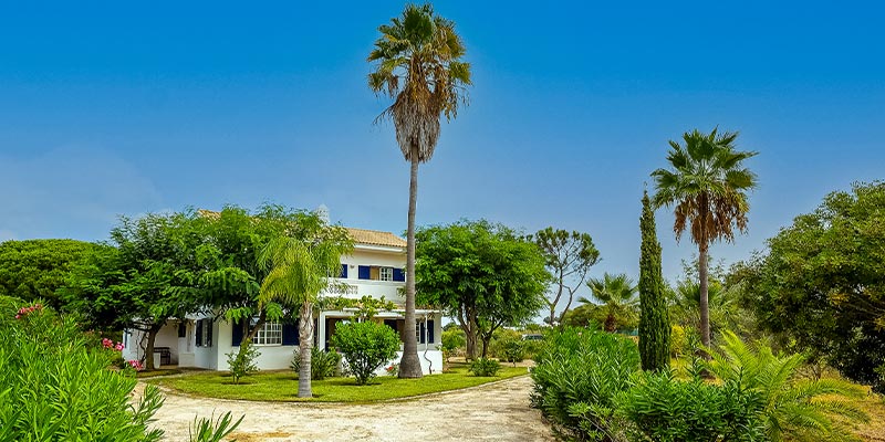 Detached villa with traditional architecture in Tavira for sale at Engel & Völkers