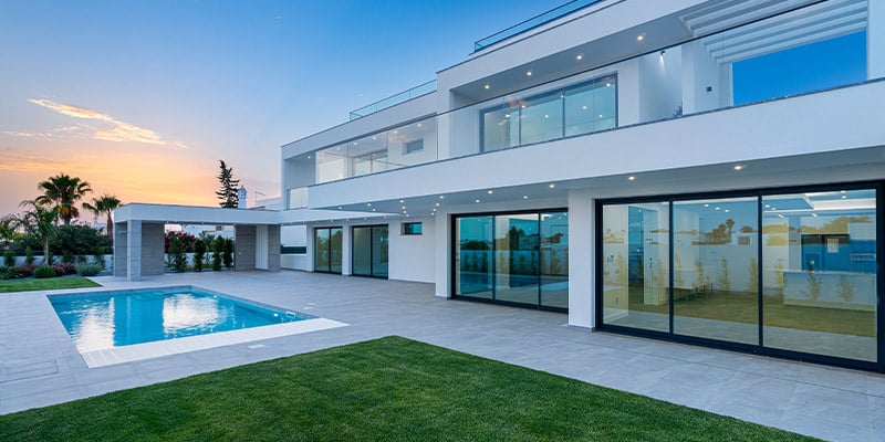 New contemporary villa within walking distance to the Galé beach for sale at Engel & Völkers
