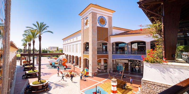 Partial view of Forum Algarve, a shopping centre in this region|Partial photo of the inner courtyard at Forum Algarve shopping centre