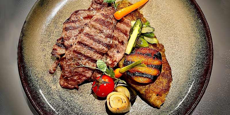 A plate of meat by Gaspacho e Migas' cuisine of emotions.|A plate of vegetables by Gaspacho e Migas' cuisine of emotions.