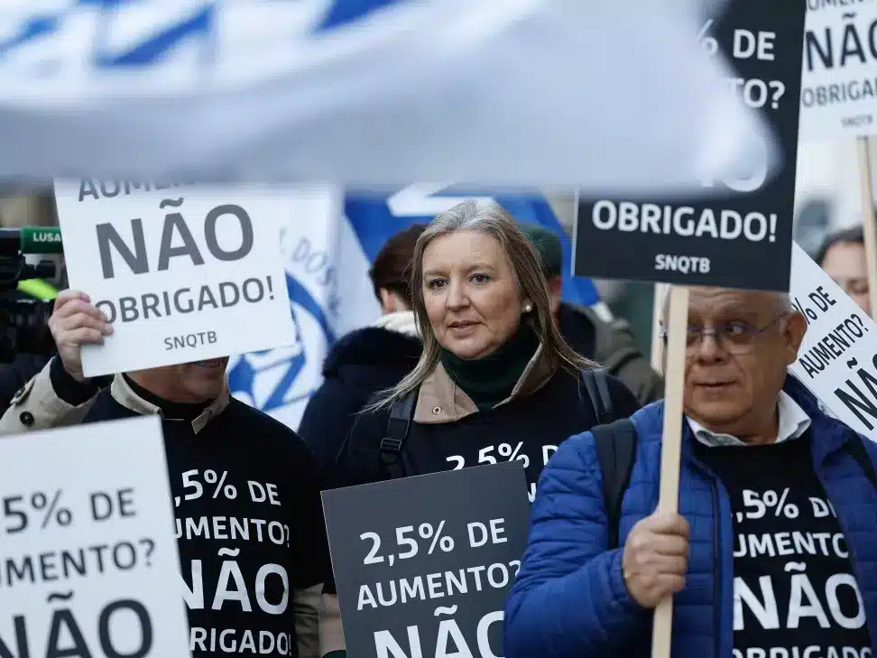 Bank workers across Portugal and Spain take to streets for better wages
