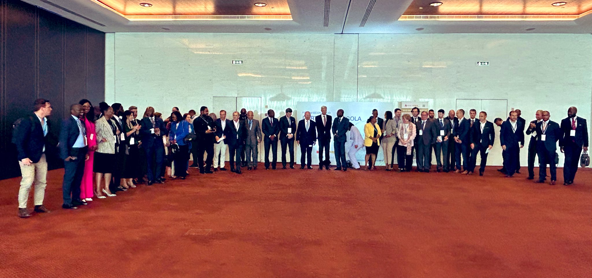 A government 'snapshot' of all those involved (João Gomes Cravinho in centre)