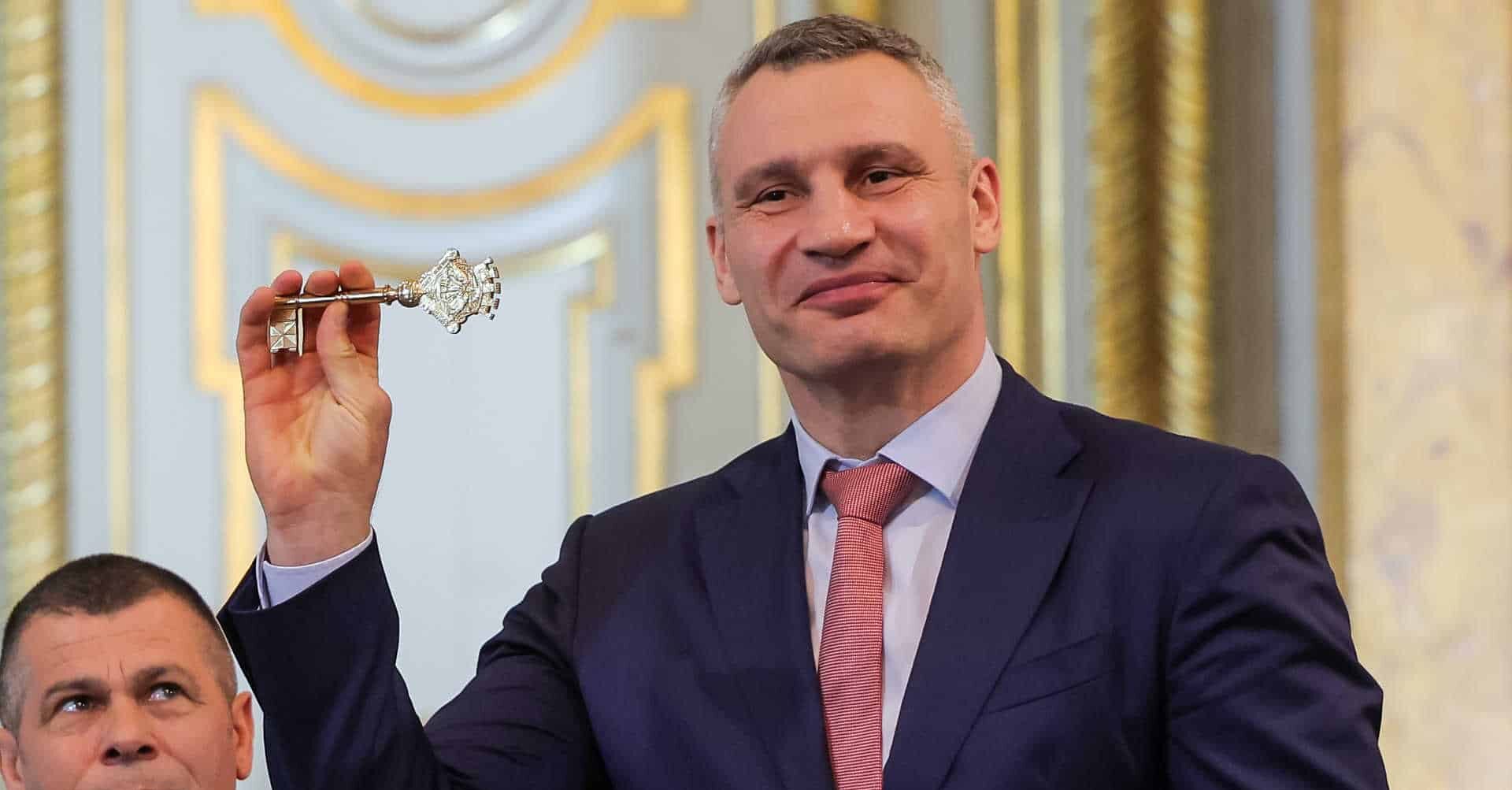 Vitali Klitschko in Lisbon yesterday, presented with the city's key of honour. A Ukrainian resident in Lisbon stands in background. Image: Gerardo Santos / Global Imagens
