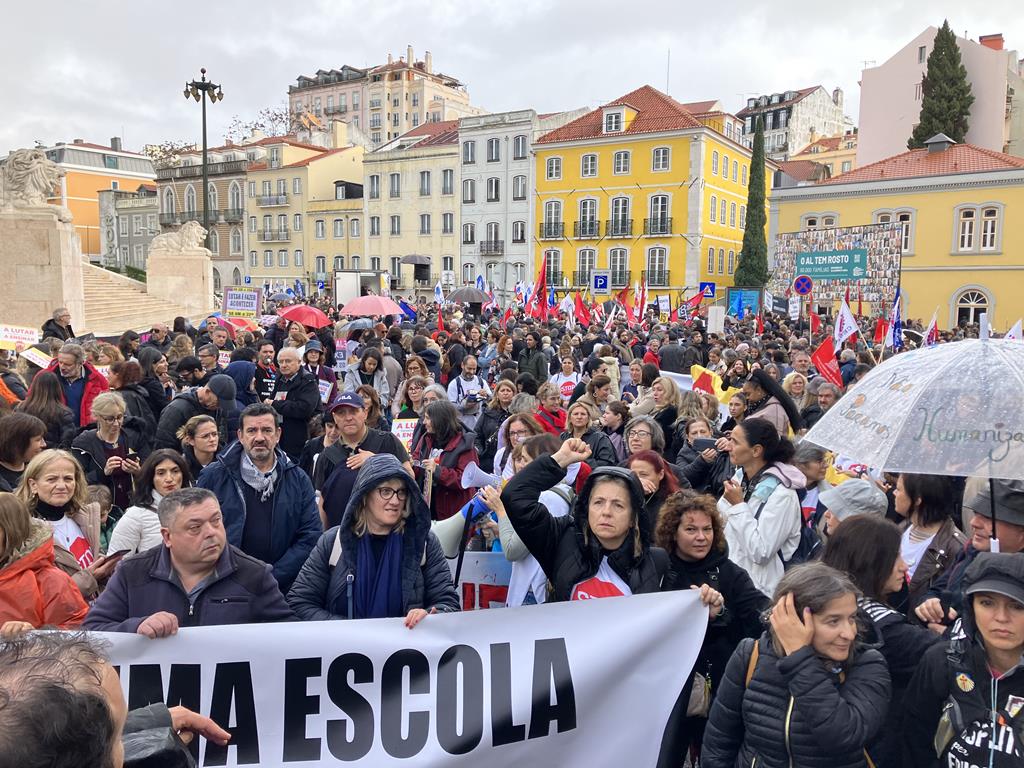 Scenes outside parliament today as inside PS Socialist MPs applauded the prime minister on the last eight years of achievements. Image: João Cunha/ Rádio Renascença