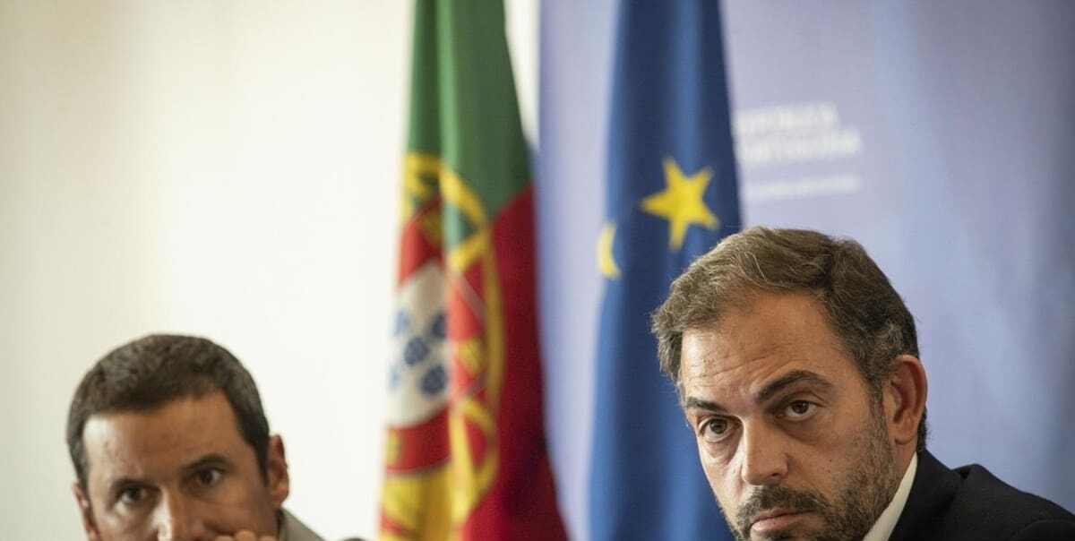 Minister of Infrastructure João Galamba (left) with Minister of Environment Duarte Cordeiro. Image: Bruno Colaço/ Lusa