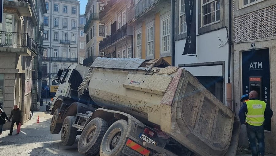 Truck stuck as road collapses in central Porto