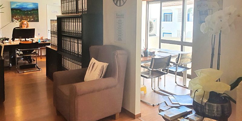 Partial view of interreal office's interior