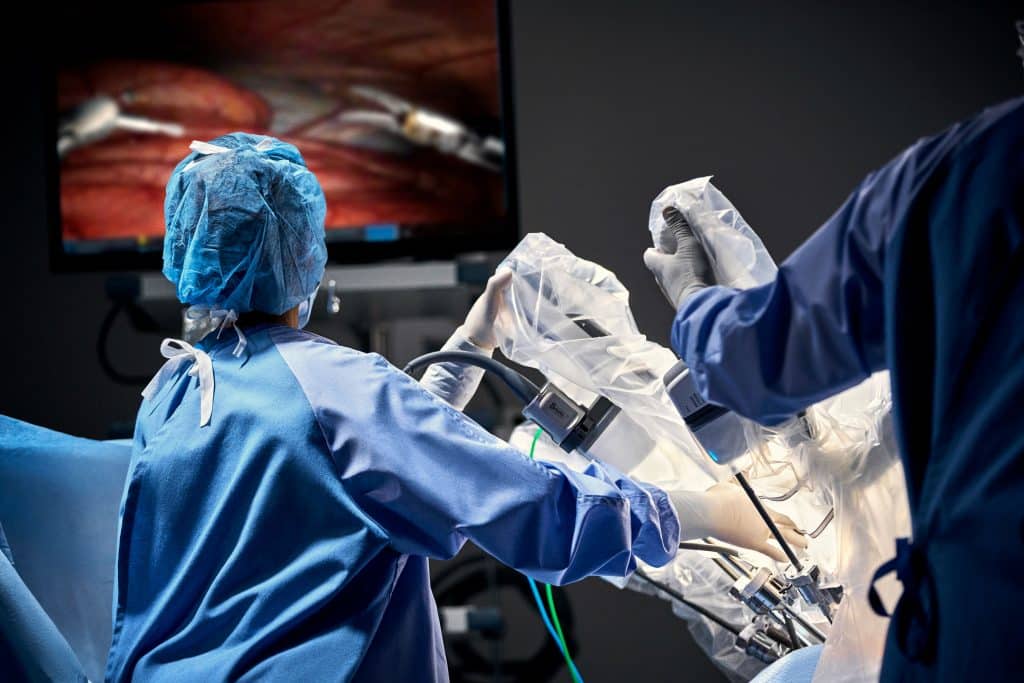 intuitive-da-vinci-xi-with-operating-room-staff-1060865-hi-res-1024x683