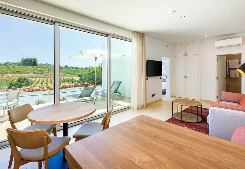 long-term-rental-villa-self-catering-vineyard-algarve-quinta-vales|long-term-rental-open-space-kitchen-vineyard-algarve-quinta-vales|long-term-rental-terrace-vineyard-algarve-quinta-vales|long-term-rental-villa-vineyard-algarve-quinta-vales