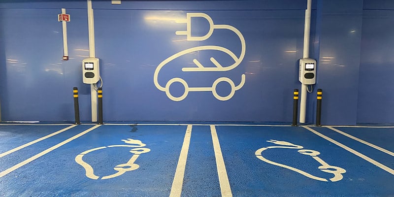 Photo of part of Mar Shopping's Meeting Place with its electric charges to help increase the community's and region's electric mobility|Photo of the Meeting Place at MAR Shopping Algarve with its electric charges to help increase the community's electric mobility|Partial image of the Meeting Place at MAR Shopping Algarve with its electric charges to help increase the region's electric mobility