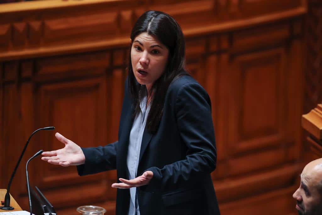 Mariana Mortágua becomes latest political leader to try to get to bottom of this condundrum. Not long ago former PSD leader Rui Rio 'emerged from exile' to do the same, accusing the government of acting like "the defence attorney for EDP" (https://www.portugalresident.com/rui-rio-returns-to-call-for-justice-for-populations-of-miranda-do-douro/). Image: Manuel de Almeida/ Lusa