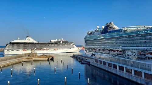 The size of these ships mean that thousands of people can arrive in the harbour over the space of a few hours. Image: APDL