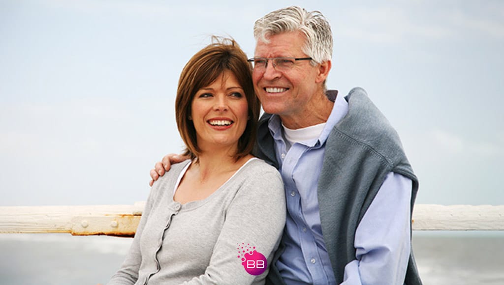 Photo of a couple near the see with the tranquillity that Medal offers through their specialised health insurance for expats.